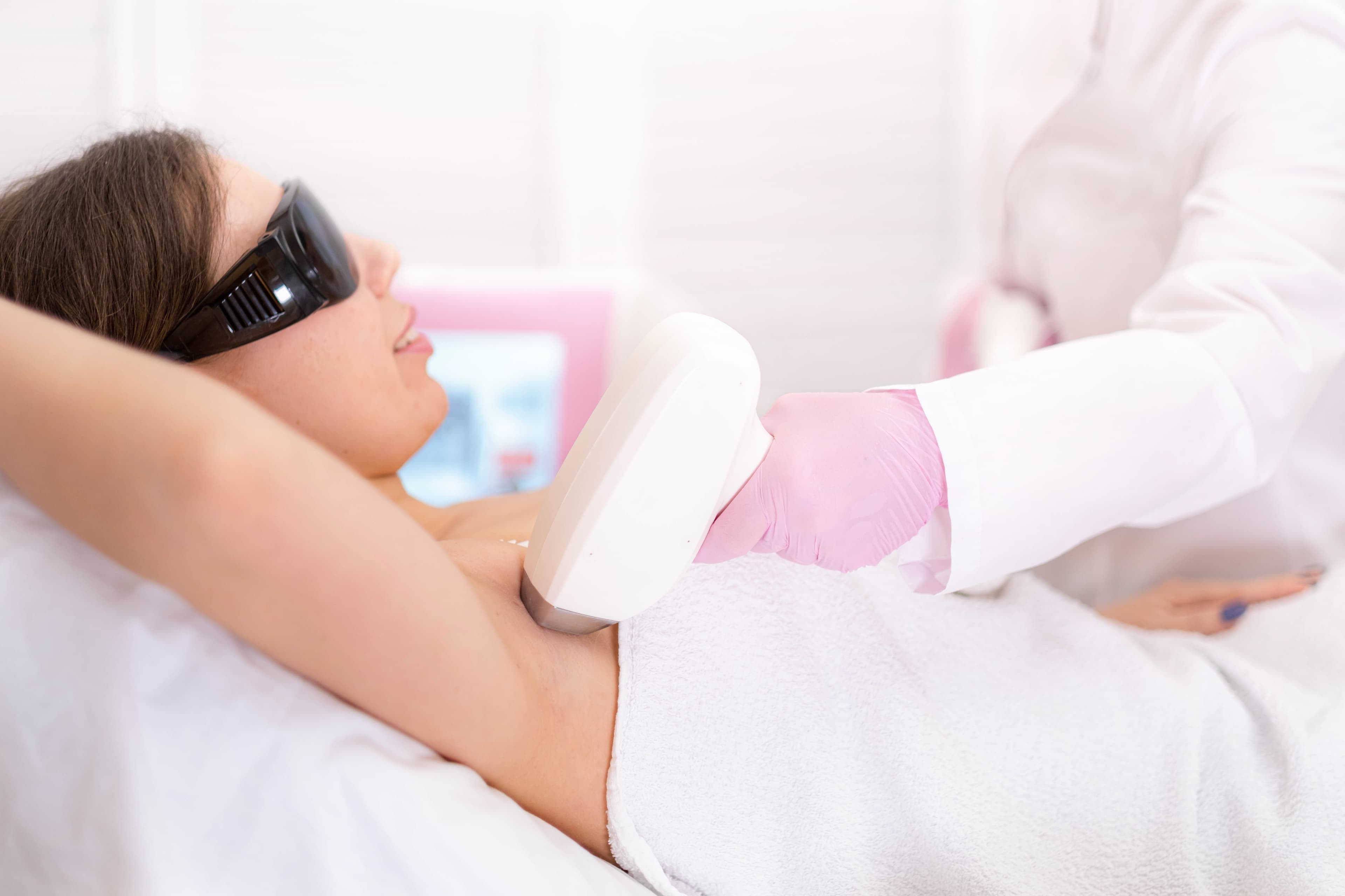 Dauerhafte Haarentfernung der Achseln in Schärding